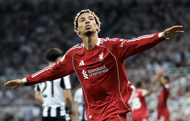 Sao 16 tuổi Ngumoha tỏa sáng, Liverpool thắng Newcastle phút 90+10- Ảnh 4. Sao 16 tuổi Ngumoha tỏa sáng, Liverpool thắng Newcastle phút 90+10- Ảnh 4.