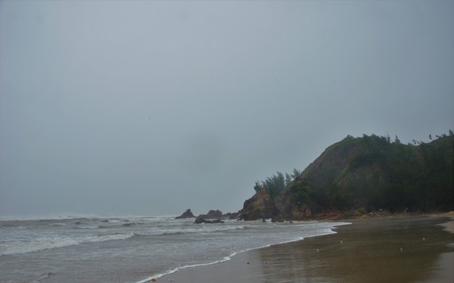 Bão số 5 (Kajiki): Hà Tĩnh, Quảng Trị mưa trắng trời, nước sông dâng cao, gió bắt đầu mạnh lên - Ảnh 1.