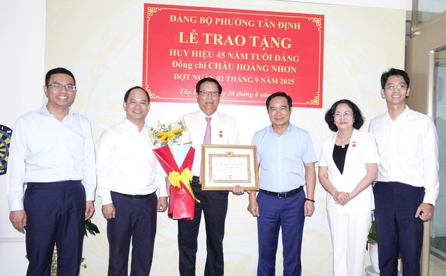 Chủ tịch UBND TP HCM trao Huy hiệu Đảng cho phu quân nguyên Phó Chủ tịch nước- Ảnh 1. Chủ tịch UBND TP HCM trao Huy hiệu Đảng cho phu quân nguyên Phó Chủ tịch nước- Ảnh 1.