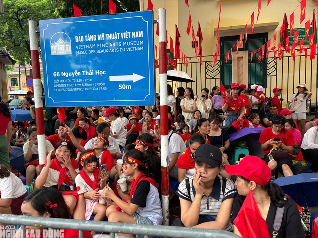 VIDEO: Người dân đội mưa chờ xem diễu binh A80, hát vang quốc ca- Ảnh 1. VIDEO: Người dân đội mưa chờ xem diễu binh A80, hát vang quốc ca- Ảnh 1.