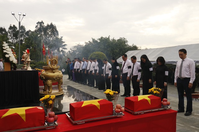 Xúc động Lễ truy điệu, an táng 30 hài cốt liệt sĩ tại Đồng Nai- Ảnh 2. Xúc động Lễ truy điệu, an táng 30 hài cốt liệt sĩ tại Đồng Nai- Ảnh 2.