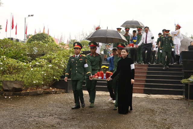 Xúc động Lễ truy điệu, an táng 30 hài cốt liệt sĩ tại Đồng Nai- Ảnh 1. Xúc động Lễ truy điệu, an táng 30 hài cốt liệt sĩ tại Đồng Nai- Ảnh 1.