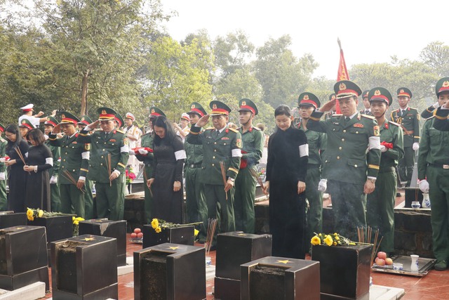 Xúc động Lễ truy điệu, an táng 30 hài cốt liệt sĩ tại Đồng Nai- Ảnh 6. Xúc động Lễ truy điệu, an táng 30 hài cốt liệt sĩ tại Đồng Nai- Ảnh 6.