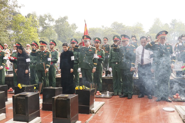 Xúc động Lễ truy điệu, an táng 30 hài cốt liệt sĩ tại Đồng Nai- Ảnh 7. Xúc động Lễ truy điệu, an táng 30 hài cốt liệt sĩ tại Đồng Nai- Ảnh 7.