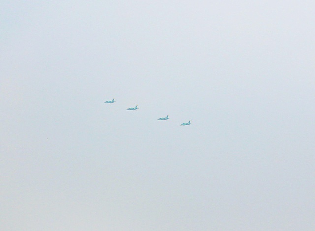 "Hổ mang chúa" Su30-MK2 bay qua Quảng trường Ba Đình rồi "khoan" thẳng lên trời- Ảnh 5. "Hổ mang chúa" Su30-MK2 bay qua Quảng trường Ba Đình rồi "khoan" thẳng lên trời- Ảnh 5.