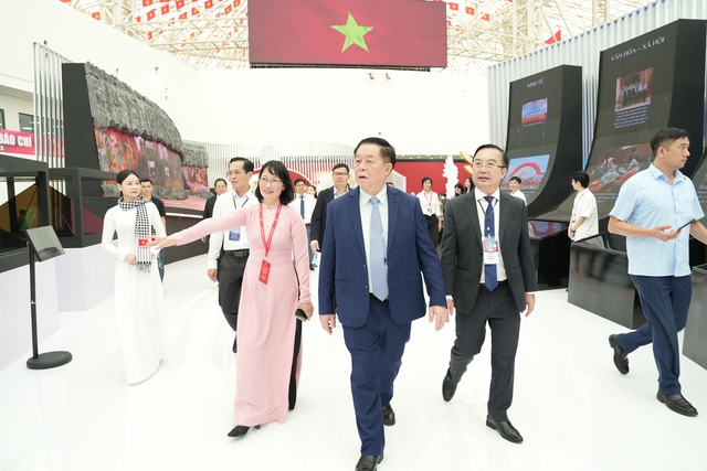 Triển lãm thành tựu Đất nước tại TP HCM thu hút sự chú ý của Người dân - Ảnh 1. Triển lãm thành tựu Đất nước tại TP HCM thu hút sự chú ý của Người dân - Ảnh 1.