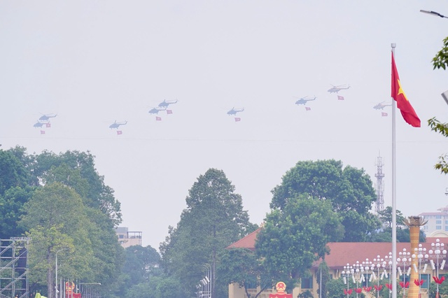 "Hổ mang chúa" Su30-MK2 bay qua Quảng trường Ba Đình rồi "khoan" thẳng lên trời- Ảnh 3. "Hổ mang chúa" Su30-MK2 bay qua Quảng trường Ba Đình rồi "khoan" thẳng lên trời- Ảnh 3.