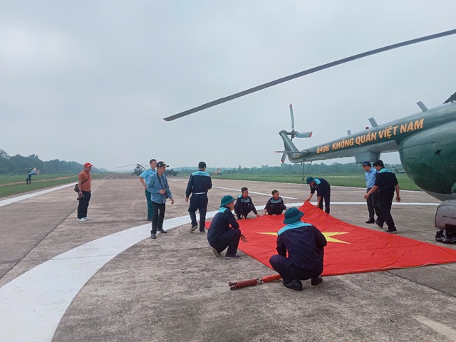 "Hổ mang chúa" Su30-MK2 bay qua Quảng trường Ba Đình rồi "khoan" thẳng lên trời- Ảnh 1. "Hổ mang chúa" Su30-MK2 bay qua Quảng trường Ba Đình rồi "khoan" thẳng lên trời- Ảnh 1.
