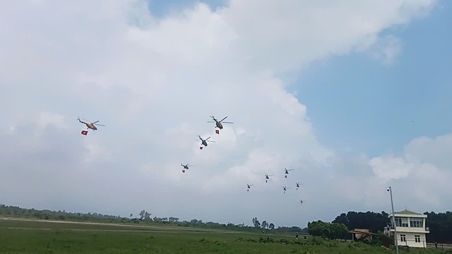 "Hổ mang chúa" Su30-MK2 bay qua Quảng trường Ba Đình rồi "khoan" thẳng lên trời- Ảnh 2. "Hổ mang chúa" Su30-MK2 bay qua Quảng trường Ba Đình rồi "khoan" thẳng lên trời- Ảnh 2.