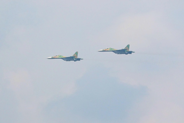 "Hổ mang chúa" Su30-MK2 bay qua Quảng trường Ba Đình rồi "khoan" thẳng lên trời- Ảnh 8. "Hổ mang chúa" Su30-MK2 bay qua Quảng trường Ba Đình rồi "khoan" thẳng lên trời- Ảnh 8.