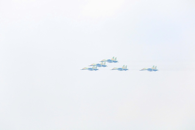 "Hổ mang chúa" Su30-MK2 bay qua Quảng trường Ba Đình rồi "khoan" thẳng lên trời- Ảnh 7. "Hổ mang chúa" Su30-MK2 bay qua Quảng trường Ba Đình rồi "khoan" thẳng lên trời- Ảnh 7.