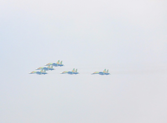 "Hổ mang chúa" Su30-MK2 bay qua Quảng trường Ba Đình rồi "khoan" thẳng lên trời- Ảnh 6. "Hổ mang chúa" Su30-MK2 bay qua Quảng trường Ba Đình rồi "khoan" thẳng lên trời- Ảnh 6.