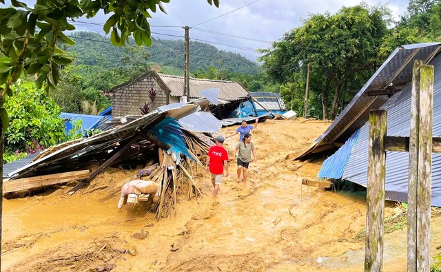 Lũ quét bất ngờ đổ về, người dân tháo chạy, cả bản tan hoang- Ảnh 1. Lũ quét bất ngờ đổ về, người dân tháo chạy, cả bản tan hoang- Ảnh 1.