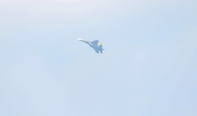 "Hổ mang chúa" Su30-MK2 bay qua Quảng trường Ba Đình rồi "khoan" thẳng lên trời- Ảnh 9. "Hổ mang chúa" Su30-MK2 bay qua Quảng trường Ba Đình rồi "khoan" thẳng lên trời- Ảnh 9.