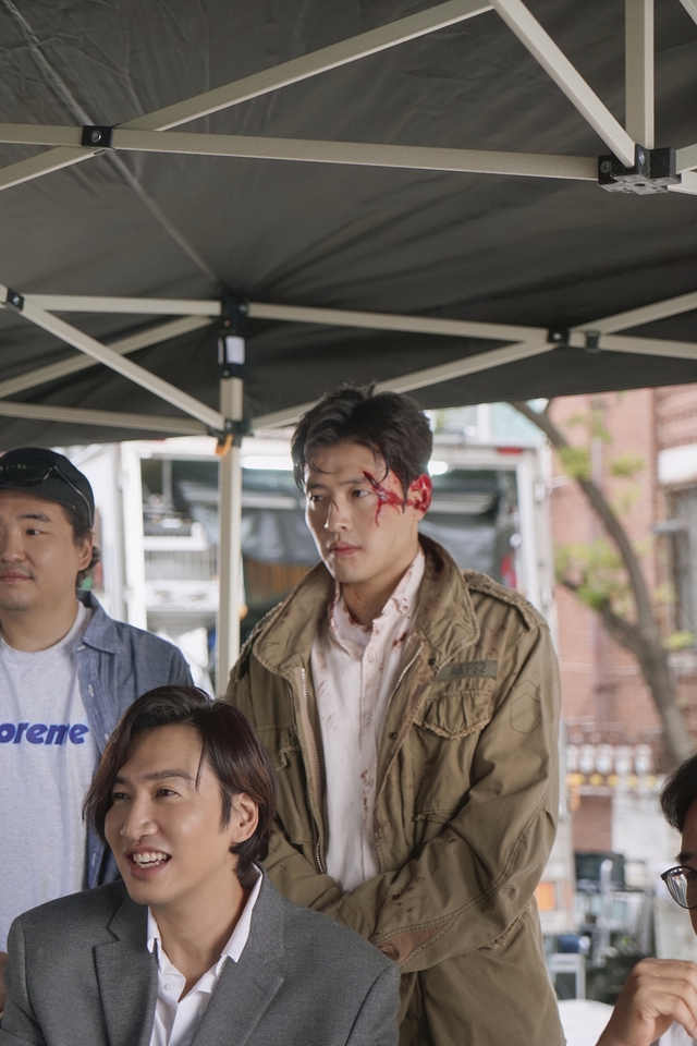 "Thị đế Beaksang" Kang Ha-neul so kè Lee Kwang-soo trong phim Việt - Hàn- Ảnh 1. "Thị đế Beaksang" Kang Ha-neul so kè Lee Kwang-soo trong phim Việt - Hàn- Ảnh 1.