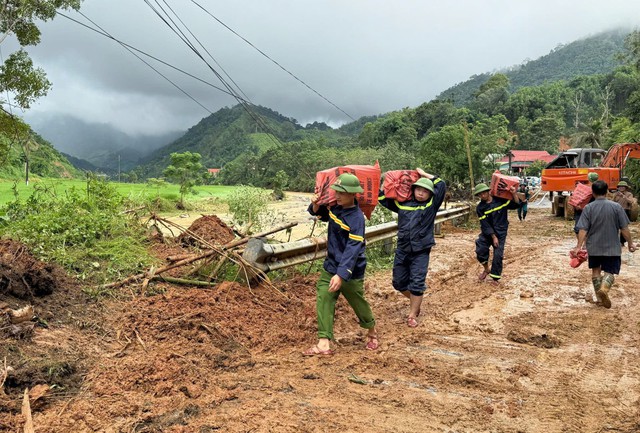 Lũ quét bất ngờ đổ về, người dân tháo chạy, cả bản tan hoang- Ảnh 5. Lũ quét bất ngờ đổ về, người dân tháo chạy, cả bản tan hoang- Ảnh 5.