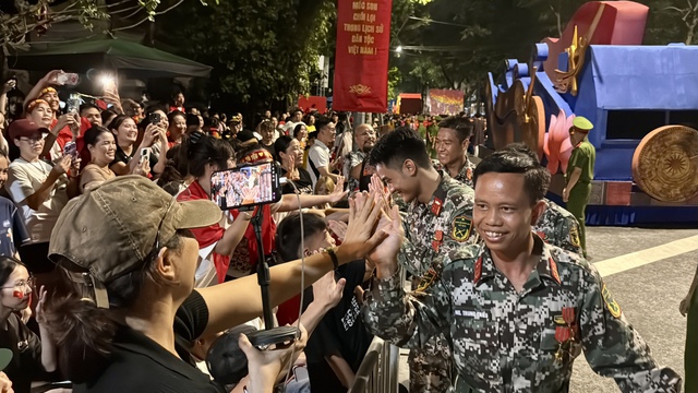 Hình ảnh tình quân dân trong lễ sơ duyệt diễu binh , diễu hành ở Hà Nội - Ảnh 8. Hình ảnh tình quân dân trong lễ sơ duyệt diễu binh , diễu hành ở Hà Nội - Ảnh 8.
