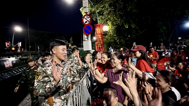 Hình ảnh tình quân dân trong lễ sơ duyệt diễu binh , diễu hành ở Hà Nội - Ảnh 9. Hình ảnh tình quân dân trong lễ sơ duyệt diễu binh , diễu hành ở Hà Nội - Ảnh 9.