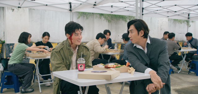 "Thị đế Beaksang" Kang Ha-neul so kè Lee Kwang-soo trong phim Việt - Hàn- Ảnh 6. "Thị đế Beaksang" Kang Ha-neul so kè Lee Kwang-soo trong phim Việt - Hàn- Ảnh 6.