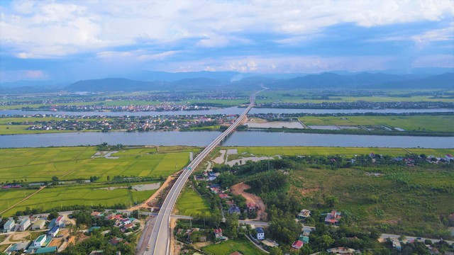 Vì sao đường cao tốc Vũng Áng - Bùng cấm xe tải nặng ngay sau khi thông xe? - Ảnh 1. Vì sao đường cao tốc Vũng Áng - Bùng cấm xe tải nặng ngay sau khi thông xe? - Ảnh 1.