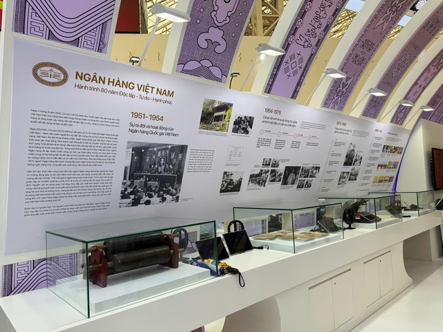 Chiêm ngưỡng bản đồ Việt Nam bằng tiền tại triển lãm thành tựu đất nước - Ảnh 8. Chiêm ngưỡng bản đồ Việt Nam bằng tiền tại triển lãm thành tựu đất nước - Ảnh 8.