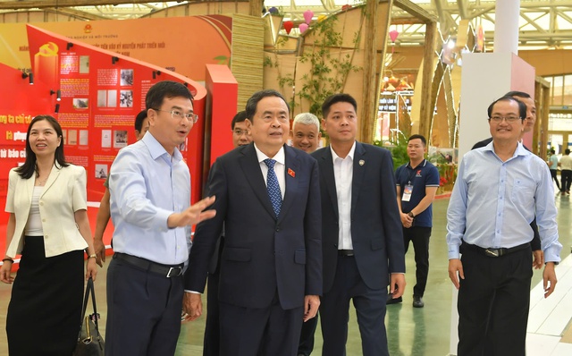 Chiêm ngưỡng bản đồ Việt Nam bằng tiền tại triển lãm thành tựu đất nước - Ảnh 3. Chiêm ngưỡng bản đồ Việt Nam bằng tiền tại triển lãm thành tựu đất nước - Ảnh 3.
