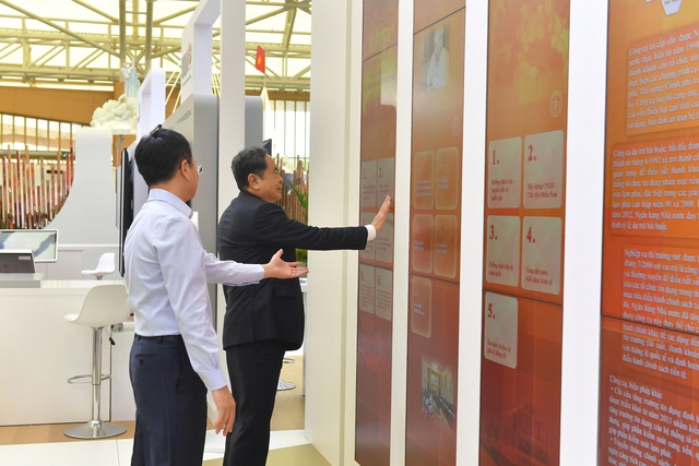 Chiêm ngưỡng bản đồ Việt Nam bằng tiền tại triển lãm thành tựu đất nước - Ảnh 4. Chiêm ngưỡng bản đồ Việt Nam bằng tiền tại triển lãm thành tựu đất nước - Ảnh 4.