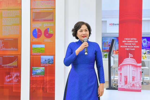Thống đốc Nguyễn Thị Hồng giới thiệu với khách tham quan về lịch sử đồng tiền Việt Nam- Ảnh 3. Thống đốc Nguyễn Thị Hồng giới thiệu với khách tham quan về lịch sử đồng tiền Việt Nam- Ảnh 3.