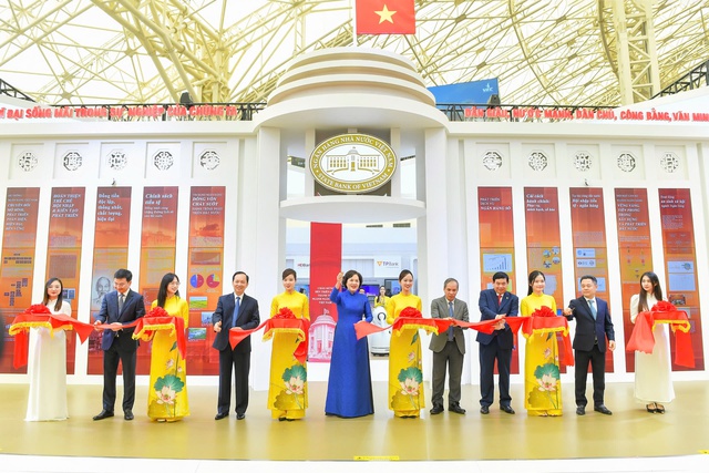 Thống đốc Nguyễn Thị Hồng giới thiệu với khách tham quan về lịch sử đồng tiền Việt Nam- Ảnh 1. Thống đốc Nguyễn Thị Hồng giới thiệu với khách tham quan về lịch sử đồng tiền Việt Nam- Ảnh 1.