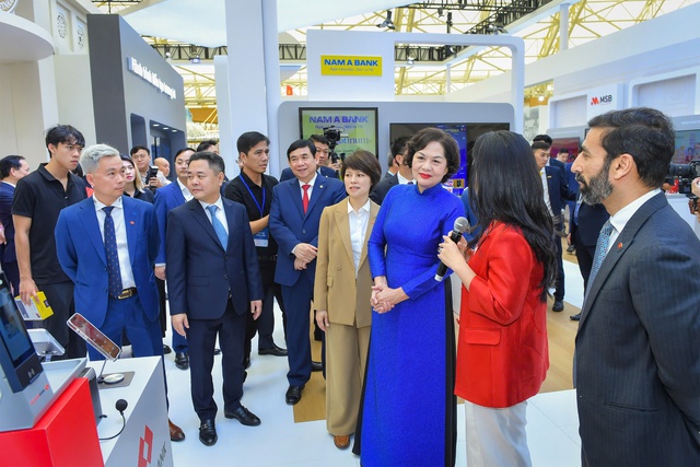 Thống đốc Nguyễn Thị Hồng giới thiệu với khách tham quan về lịch sử đồng tiền Việt Nam- Ảnh 4. Thống đốc Nguyễn Thị Hồng giới thiệu với khách tham quan về lịch sử đồng tiền Việt Nam- Ảnh 4.