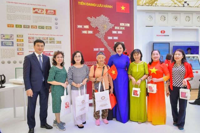 Thống đốc Nguyễn Thị Hồng giới thiệu với khách tham quan về lịch sử đồng tiền Việt Nam- Ảnh 7. Thống đốc Nguyễn Thị Hồng giới thiệu với khách tham quan về lịch sử đồng tiền Việt Nam- Ảnh 7.