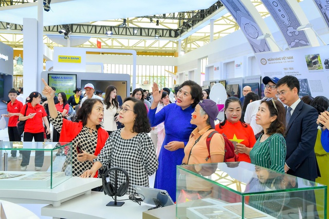 Thống đốc Nguyễn Thị Hồng giới thiệu với khách tham quan về lịch sử đồng tiền Việt Nam- Ảnh 2. Thống đốc Nguyễn Thị Hồng giới thiệu với khách tham quan về lịch sử đồng tiền Việt Nam- Ảnh 2.