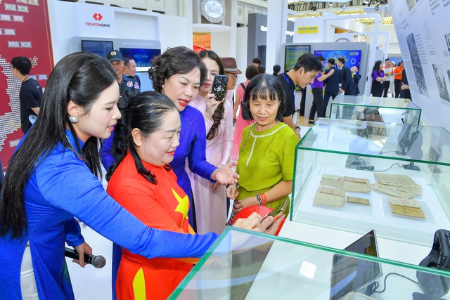 Thống đốc Nguyễn Thị Hồng giới thiệu với khách tham quan về lịch sử đồng tiền Việt Nam- Ảnh 6. Thống đốc Nguyễn Thị Hồng giới thiệu với khách tham quan về lịch sử đồng tiền Việt Nam- Ảnh 6.