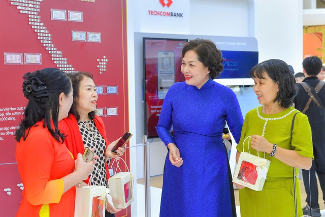 Thống đốc Nguyễn Thị Hồng giới thiệu với khách tham quan về lịch sử đồng tiền Việt Nam- Ảnh 5. Thống đốc Nguyễn Thị Hồng giới thiệu với khách tham quan về lịch sử đồng tiền Việt Nam- Ảnh 5.