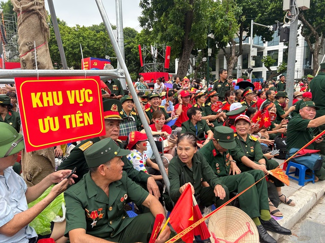 Cựu chiến binh đến từ 7 giờ sáng 29-8, xúc động khi được ưu tiên vị trí "VIP" xem diễu binh- Ảnh 2. Cựu chiến binh đến từ 7 giờ sáng 29-8, xúc động khi được ưu tiên vị trí "VIP" xem diễu binh- Ảnh 2.