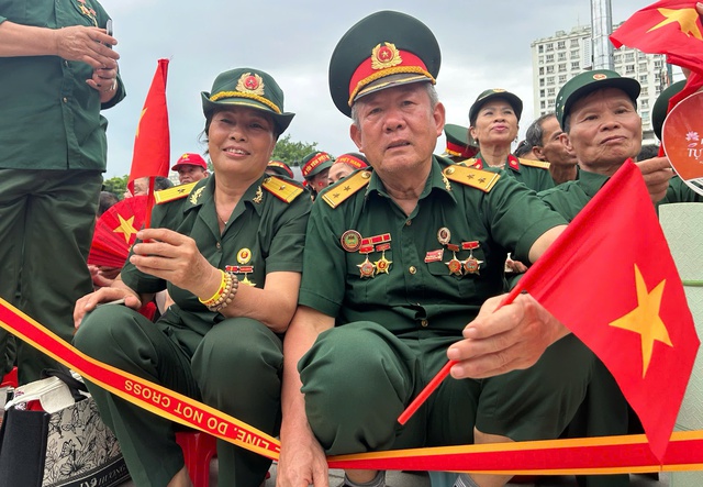 Cựu chiến binh đến từ 7 giờ sáng 29-8, xúc động khi được ưu tiên vị trí "VIP" xem diễu binh- Ảnh 1. Cựu chiến binh đến từ 7 giờ sáng 29-8, xúc động khi được ưu tiên vị trí "VIP" xem diễu binh- Ảnh 1.