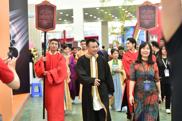 NSND Tự Long "trở thành" thầy mo người Mường- Ảnh 6. NSND Tự Long "trở thành" thầy mo người Mường- Ảnh 6.