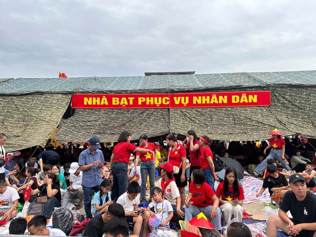 Cựu chiến binh đến từ 7 giờ sáng 29-8, xúc động khi được ưu tiên vị trí "VIP" xem diễu binh- Ảnh 8. Cựu chiến binh đến từ 7 giờ sáng 29-8, xúc động khi được ưu tiên vị trí "VIP" xem diễu binh- Ảnh 8.