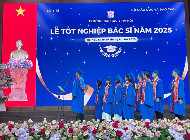 Gần 750 bác sĩ nhận bằng trong lễ tốt nghiệp "chưa từng có" - Ảnh 1.