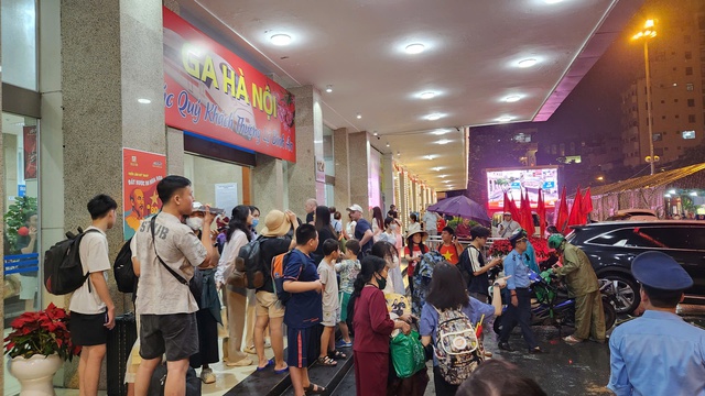 VIDEO: Hà Nội bất ngờ mưa to, hàng ngàn người dầm mưa ngồi đợi xuyên đêm xem diễu binh A80- Ảnh 5.