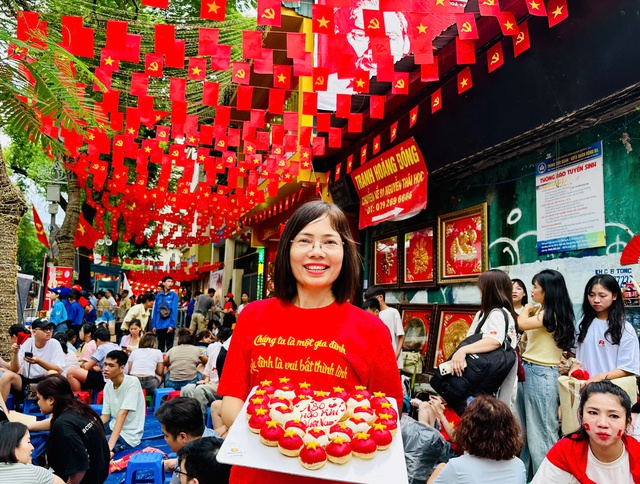 Đại gia đình 20 người với mâm cỗ đủ xôi, gà trên vỉa hè chờ tổng duyệt diễu binh A80- Ảnh 6. Đại gia đình 20 người với mâm cỗ đủ xôi, gà trên vỉa hè chờ tổng duyệt diễu binh A80- Ảnh 6.