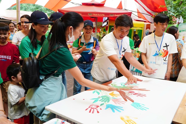 Hành trình triệu bàn tay viết tiếp câu chuyện yêu thương- Ảnh 1. Hành trình triệu bàn tay viết tiếp câu chuyện yêu thương- Ảnh 1.