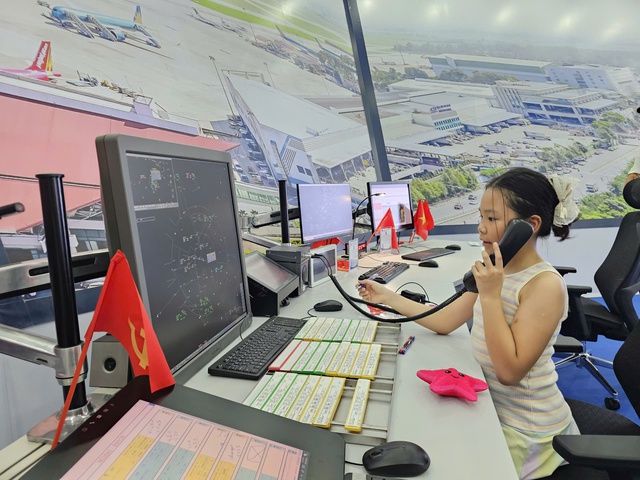 Trải nghiệm lái máy bay "như thật" tại Triển lãm thành tựu đất nước- Ảnh 3.