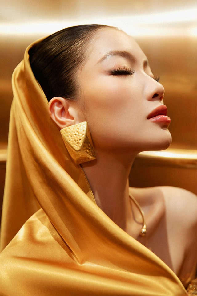 Hoa hậu Lê Hoàng Phương diện váy 20kg trong BST Éclat - Ảnh 4.