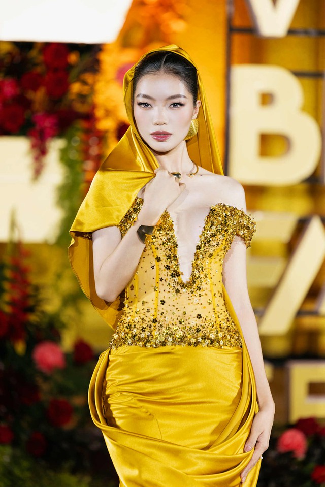 Hoa hậu Lê Hoàng Phương diện váy 20kg trong BST Éclat - Ảnh 2.