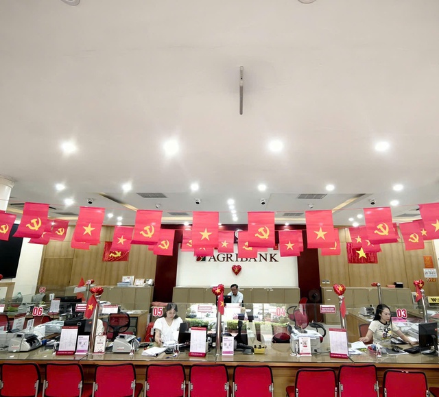 Agribank làm việc xuyên lễ để đảm bảo tặng quà kịp thời cho người dân dịp Quốc khánh 2-9- Ảnh 2. Agribank làm việc xuyên lễ để đảm bảo tặng quà kịp thời cho người dân dịp Quốc khánh 2-9- Ảnh 2.