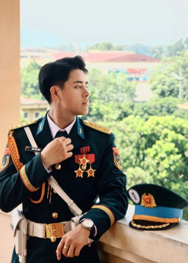 VIDEO: Thượng úy Đào Văn Bình và lớp học "cùng nhau đi lên" truyền cảm hứng cho giới trẻ- Ảnh 11. VIDEO: Thượng úy Đào Văn Bình và lớp học "cùng nhau đi lên" truyền cảm hứng cho giới trẻ- Ảnh 11.
