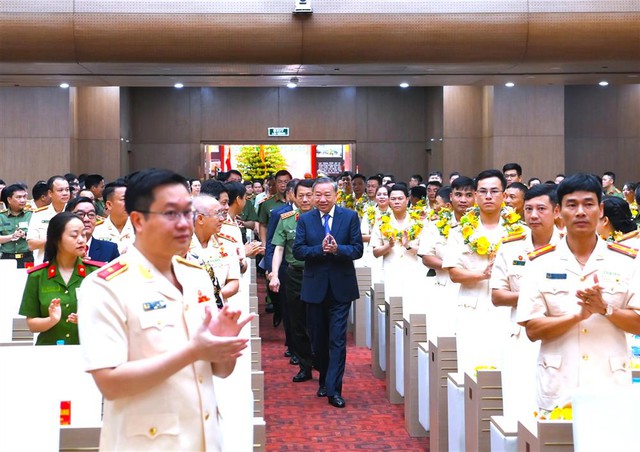 Tổng Bí thư Tô Lâm gặp mặt điển hình tiên tiến CAND tại Đại hội thi đua lần thứ IX - Ảnh 3.