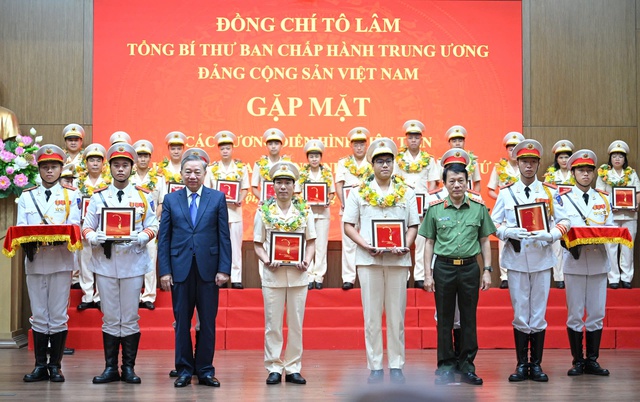 Tổng Bí thư Tô Lâm nhấn mạnh tôn vinh gương người tốt , việc tốt trong bảo vệ an ninh Tổ quốc - Ảnh 2. Tổng Bí thư Tô Lâm nhấn mạnh tôn vinh gương người tốt , việc tốt trong bảo vệ an ninh Tổ quốc - Ảnh 2.