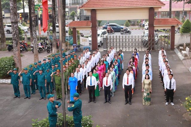 Chào cờ phường Bình Dương: Buổi lễ đặc biệt khơi dậy tinh thần trách nhiệm - Ảnh 1. Chào cờ phường Bình Dương: Buổi lễ đặc biệt khơi dậy tinh thần trách nhiệm - Ảnh 1.